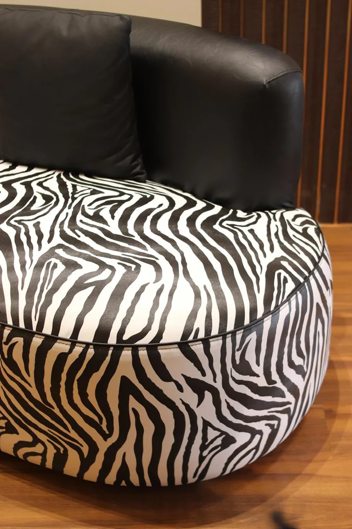 A sofa with a unique design - Image 2